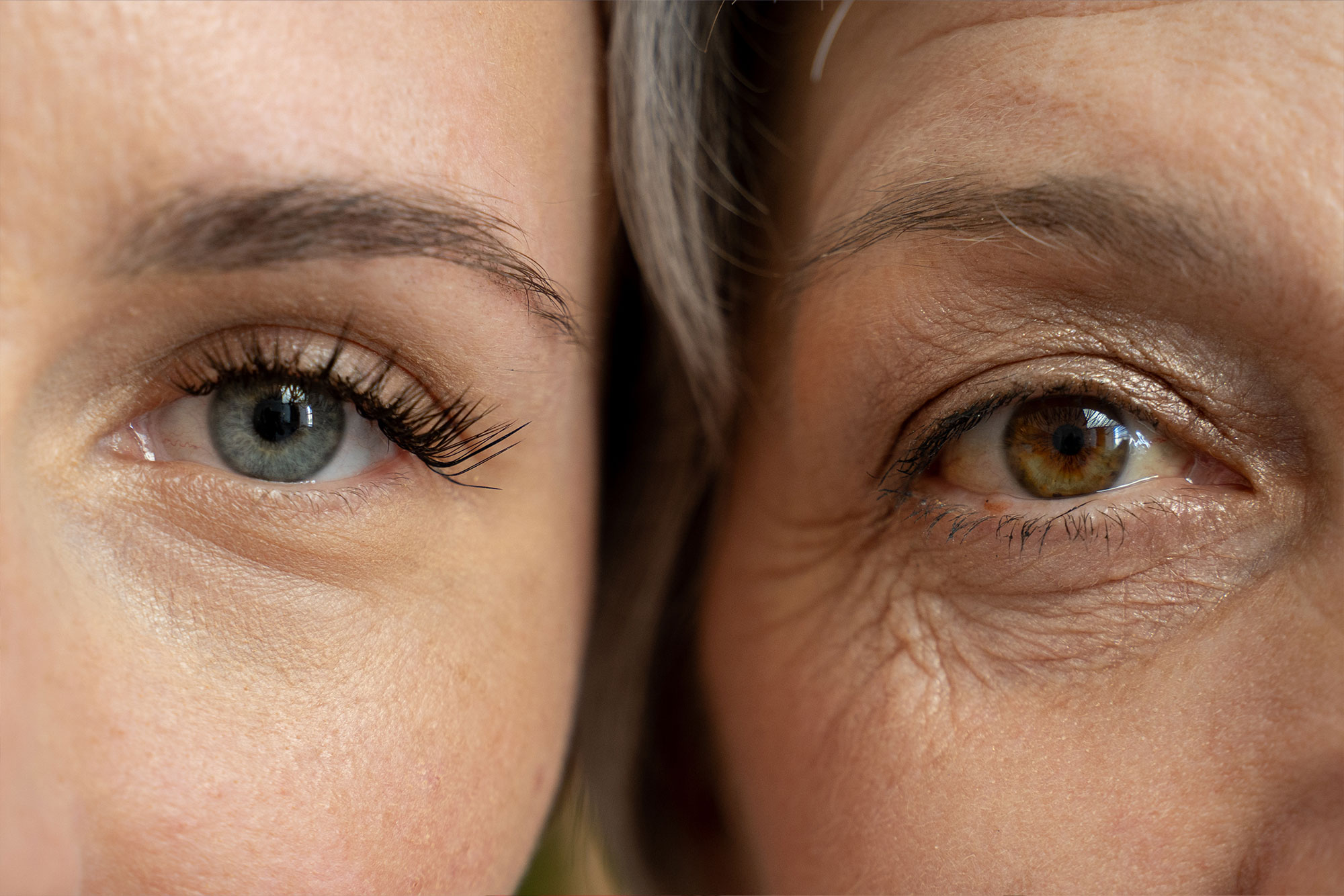 58644VALCARCEL_Leistungen A close-up comparison of the eyes of a young woman and an older woman, highlighting the visible differences in skin texture and wrinkles